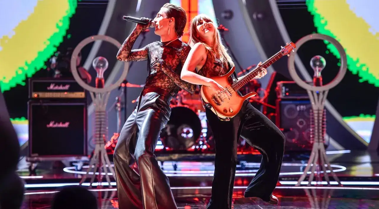 Måneskin utwory na żywo: wokalista śpiewa, gitarzystka gra na basie. Energetyczny występ zespołu.