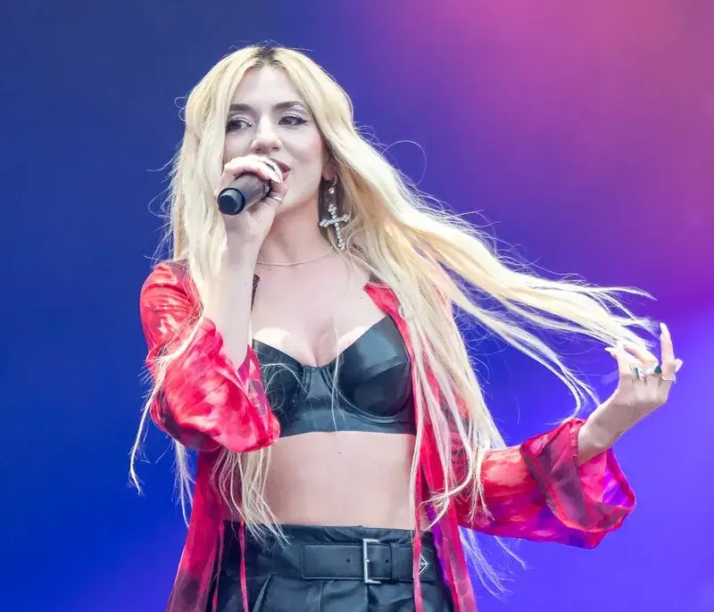 Zdjęcie Ava Max - poznaj wzrost piosenkarki i jej unikalny styl