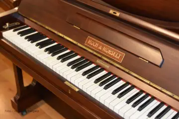 Eleganckie pianino Koch & Korselt. Zastanawiasz się, ile kosztuje strojenie pianina? To instrument, który wymaga troski.
