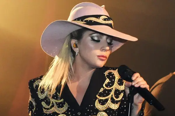 Lejdi Gaga: Joanne, Super Bowl i muzyczna rewolucja 2016