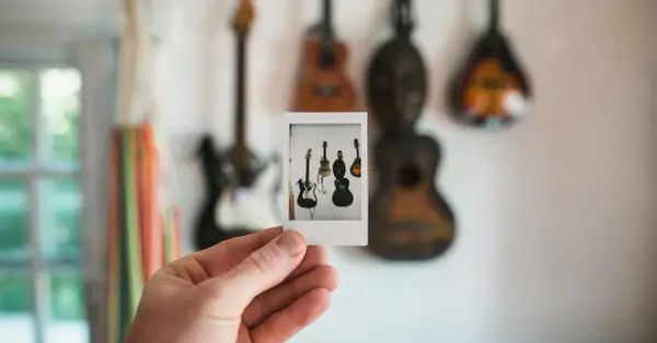 Gwizdanie w Muzyce – Jakie piosenki zaczynają się od gwizdania? 