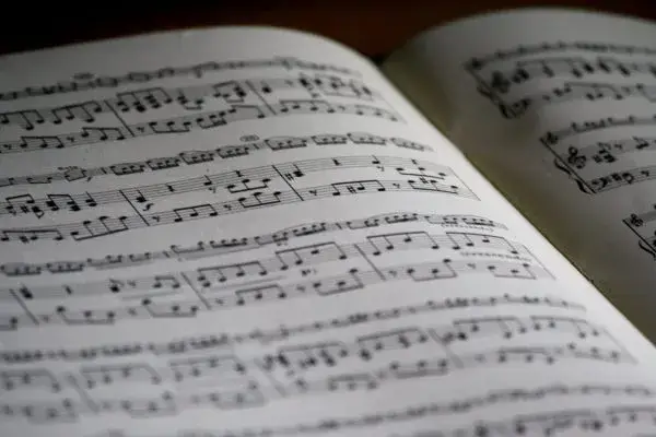 Jak dobrać idealny podkład muzyczny do zdjęć? Kompletny poradnik 2025