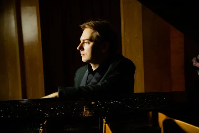 Pianista w skupieniu gra najsłynniejsze utwory Chopina.